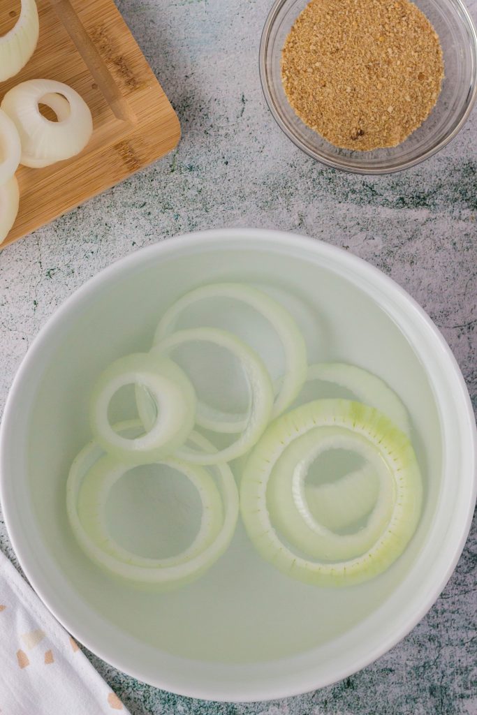 Soaking sliced onion in water.