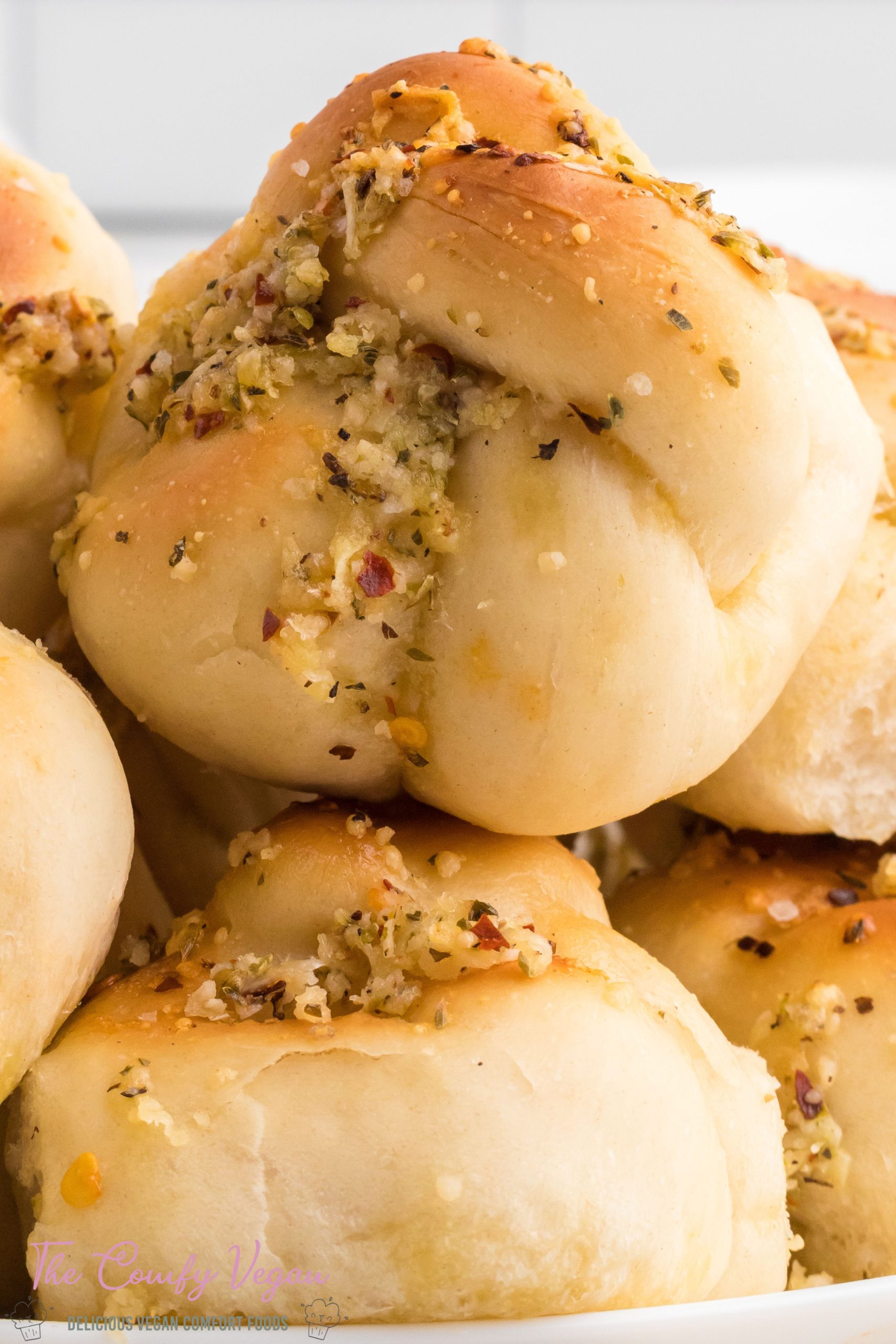 Make these delicious Vegan Garlic Knots using vegan homemade pizza dough or vegan refrigerated pizza dough. This recipe will remind you of the classic garlic knots you eat at your favorite Italian restaurant. This version is 100% vegan and just as delicious!